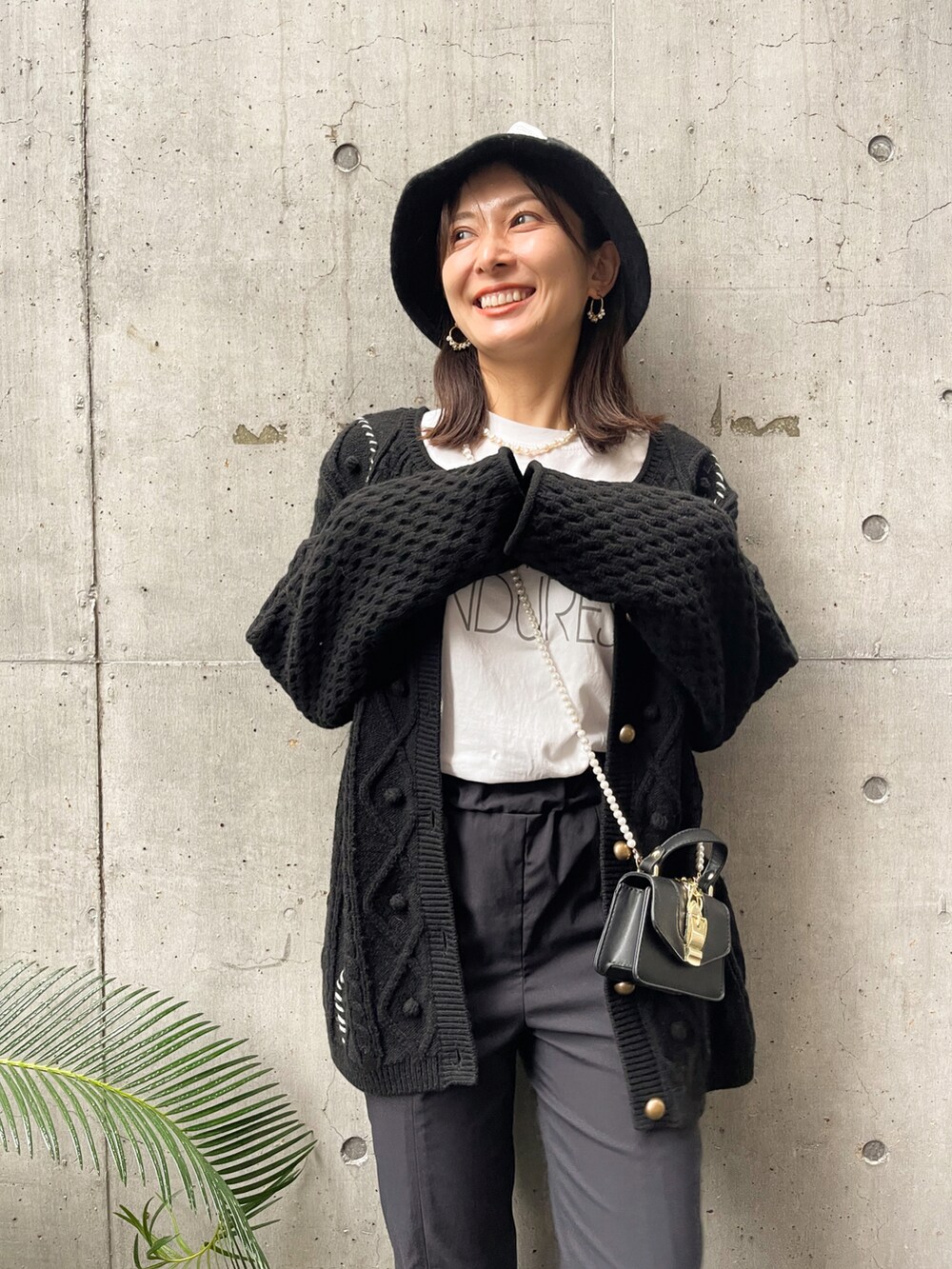 ブラック系のその他パンツ、ブラック系のショルダーバッグ、ホワイト系のTシャツ/カットソーを着用したレディースの秋コーディネートの3枚目の写真