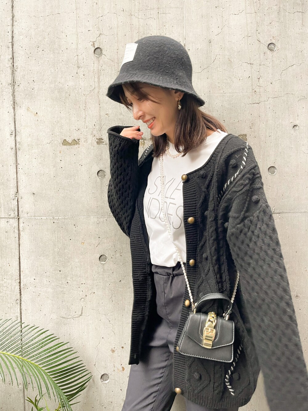 ブラック系のその他パンツ、ブラック系のショルダーバッグ、ホワイト系のTシャツ/カットソーを着用したレディースの秋コーディネートの4枚目の写真