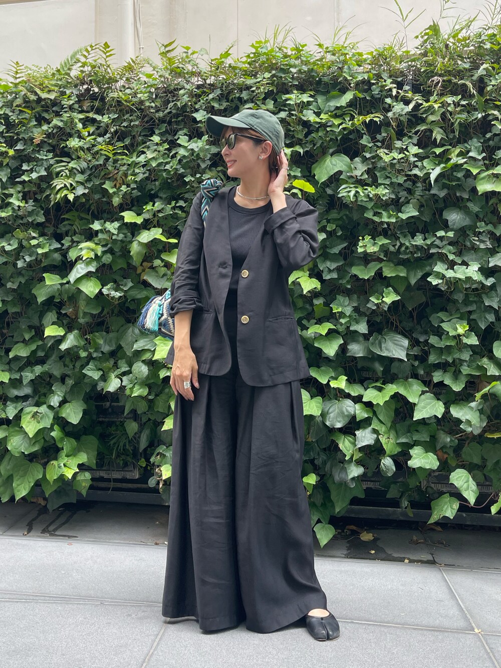 ブラック系のバレエシューズ、ブラック系のテーラードジャケット、ブラック系のその他パンツを着用したレディースの夏コーディネートの2枚目の写真