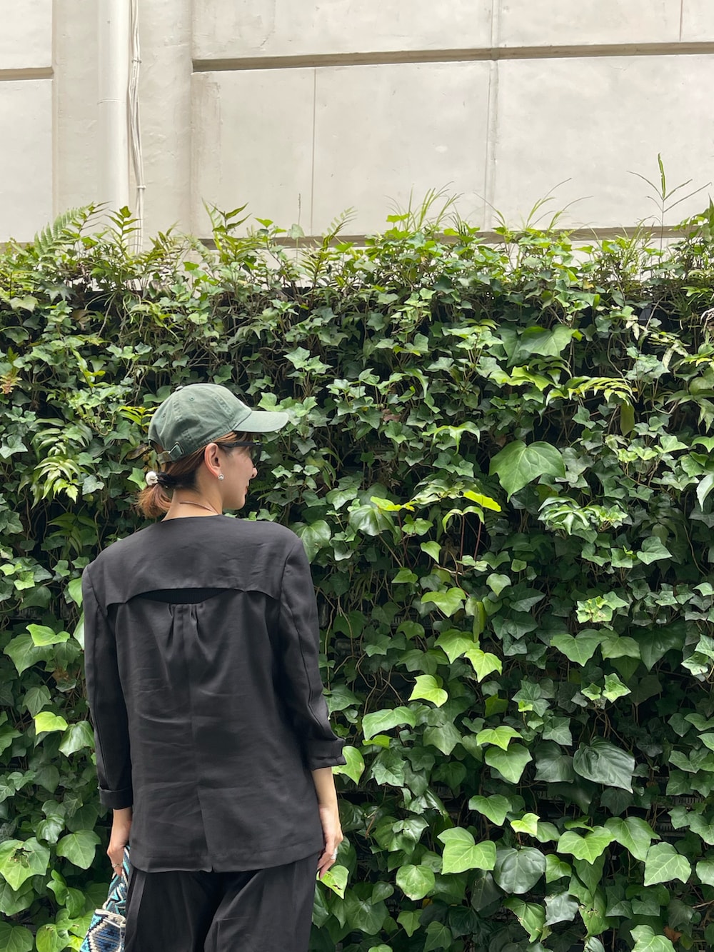 ブラック系のバレエシューズ、ブラック系のテーラードジャケット、ブラック系のその他パンツを着用したレディースの夏コーディネートの3枚目の写真