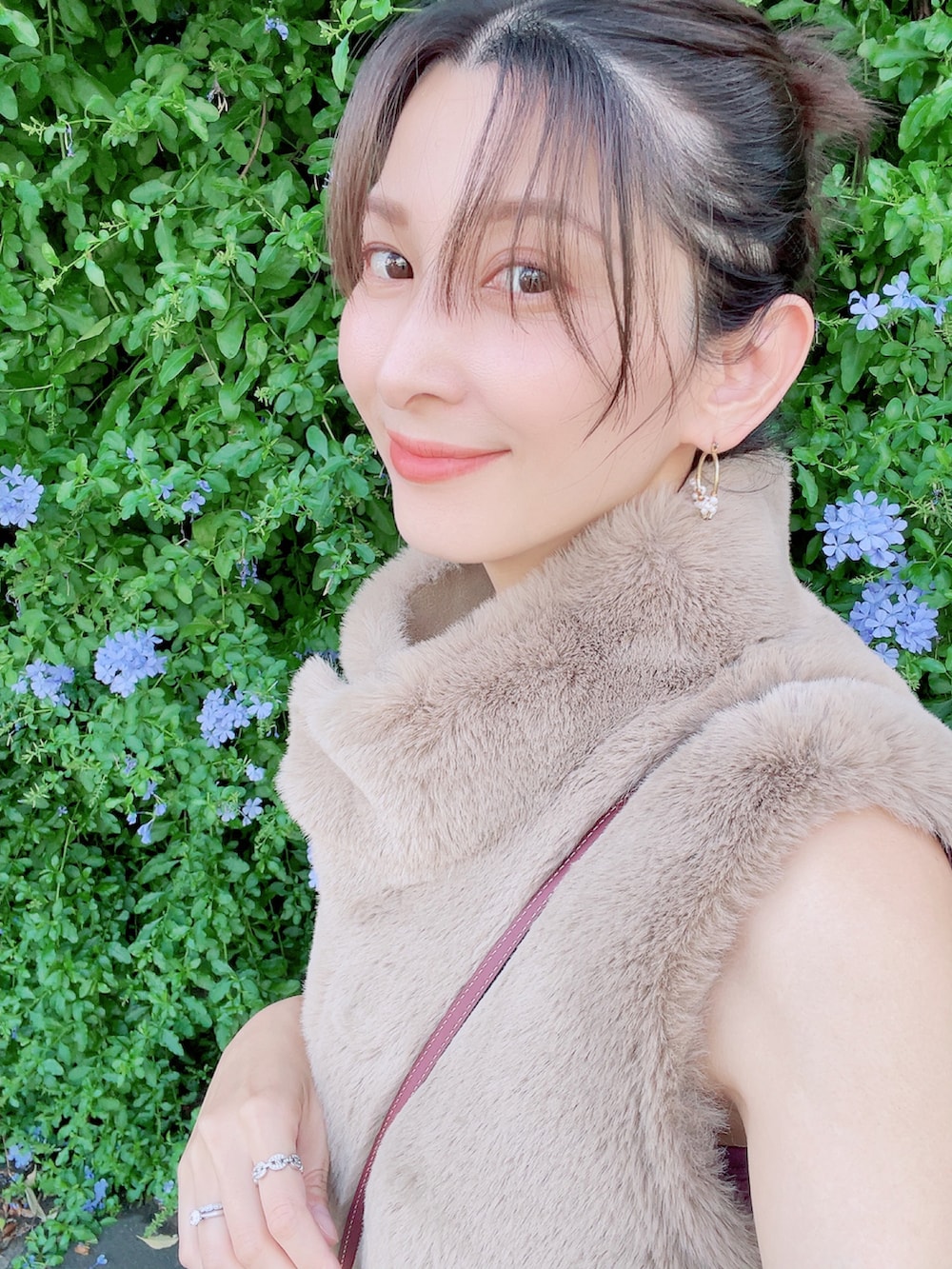 ブラウン系のベスト、ベージュ系のワンピース、シルバー系のサンダルを着用したレディースの夏コーディネートの3枚目の写真