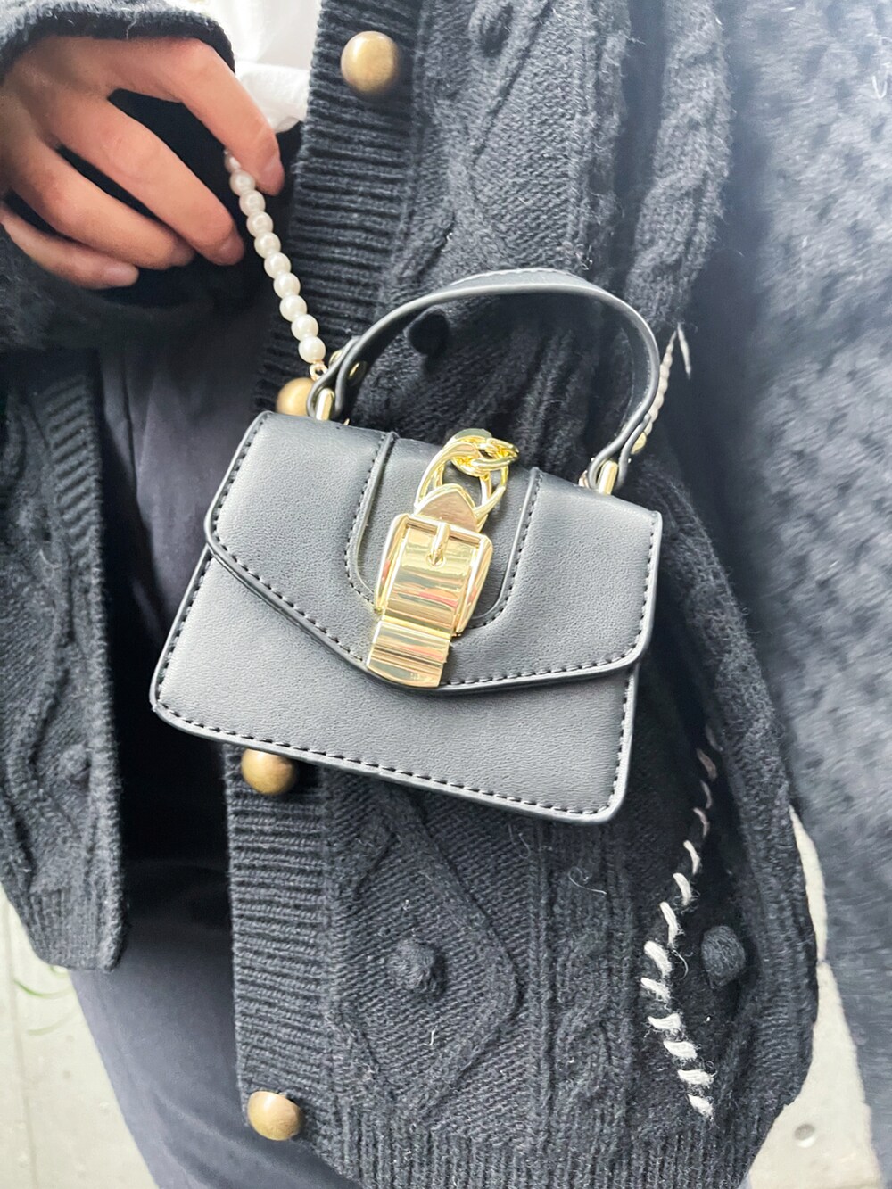 ブラック系のその他パンツ、ブラック系のショルダーバッグ、ホワイト系のTシャツ/カットソーを着用したレディースの秋コーディネートの5枚目の写真