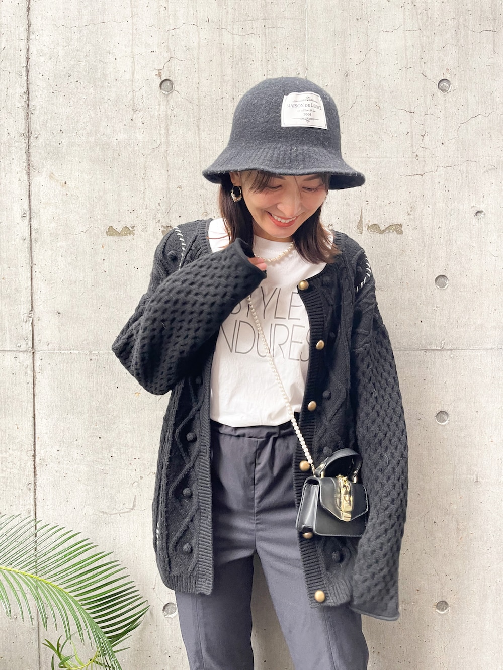 ブラック系のその他パンツ、ブラック系のショルダーバッグ、ホワイト系のTシャツ/カットソーを着用したレディースの秋コーディネートの2枚目の写真