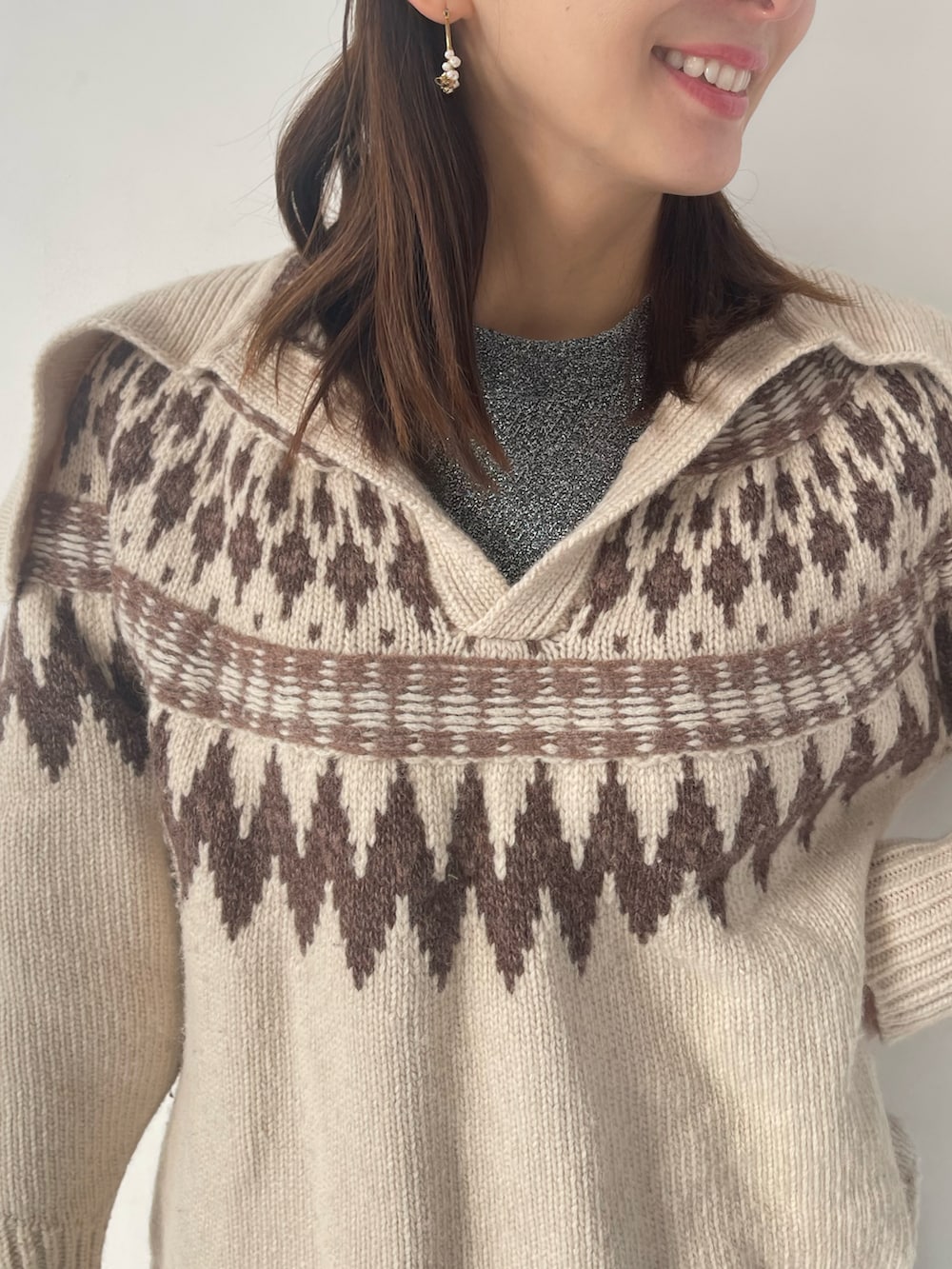 ホワイト系のニット/セーター、ブラック系のその他パンツ、ブラック系のキャップを着用したレディースの冬コーディネートの4枚目の写真