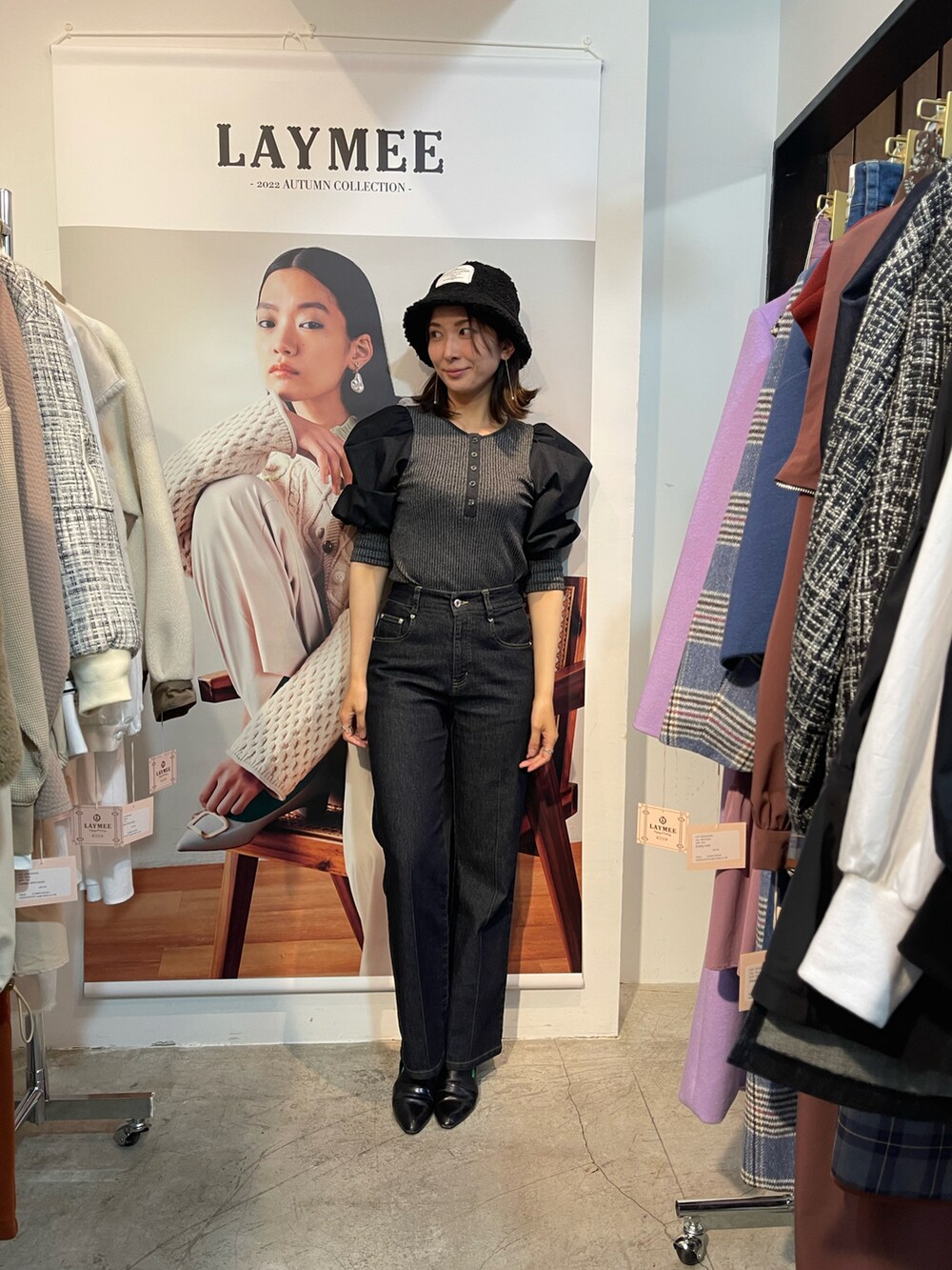 ブルー系のデニムパンツ、グレー系のTシャツ/カットソー、ブラック系のハットを着用したレディースの春コーディネートの2枚目の写真