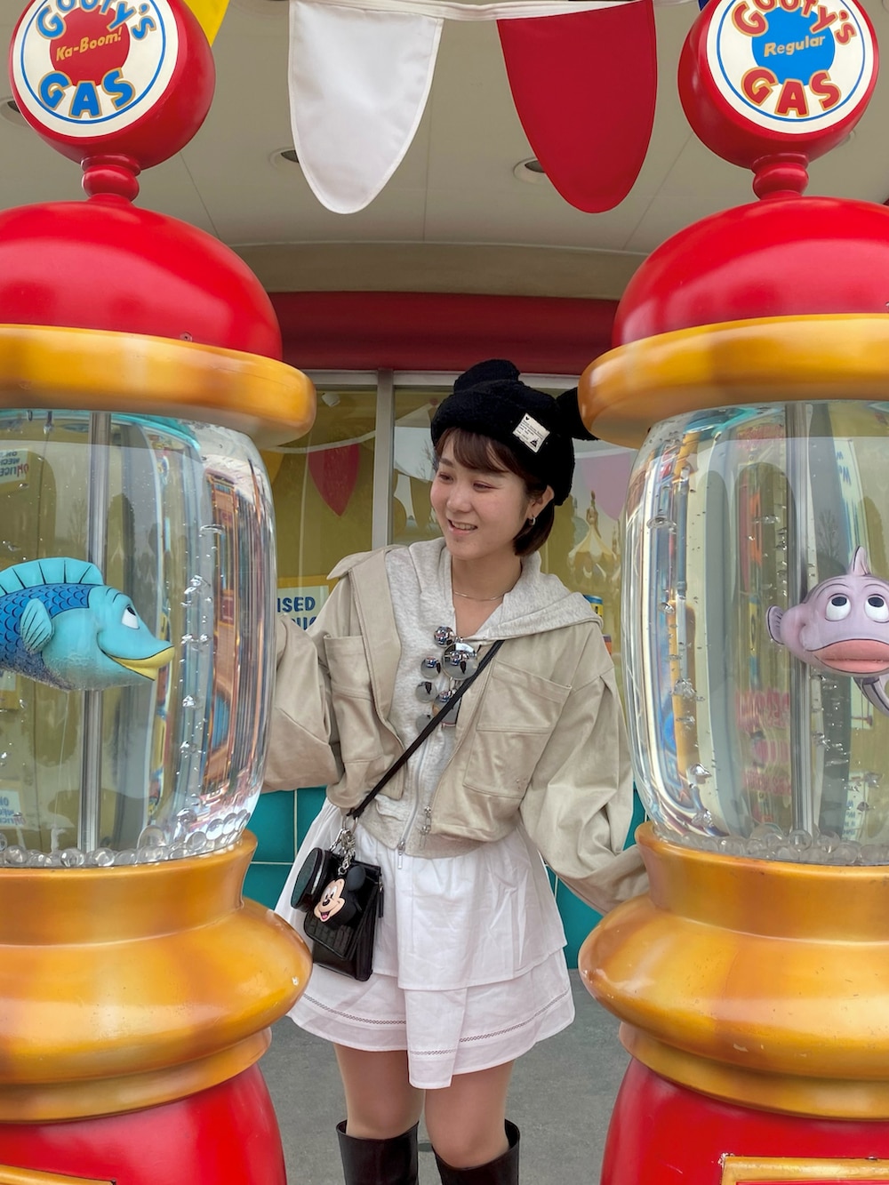 ブラック系のブーツ、ホワイト系のスカート、ホワイト系のパーカーを着用したレディースの春コーディネートの2枚目の写真