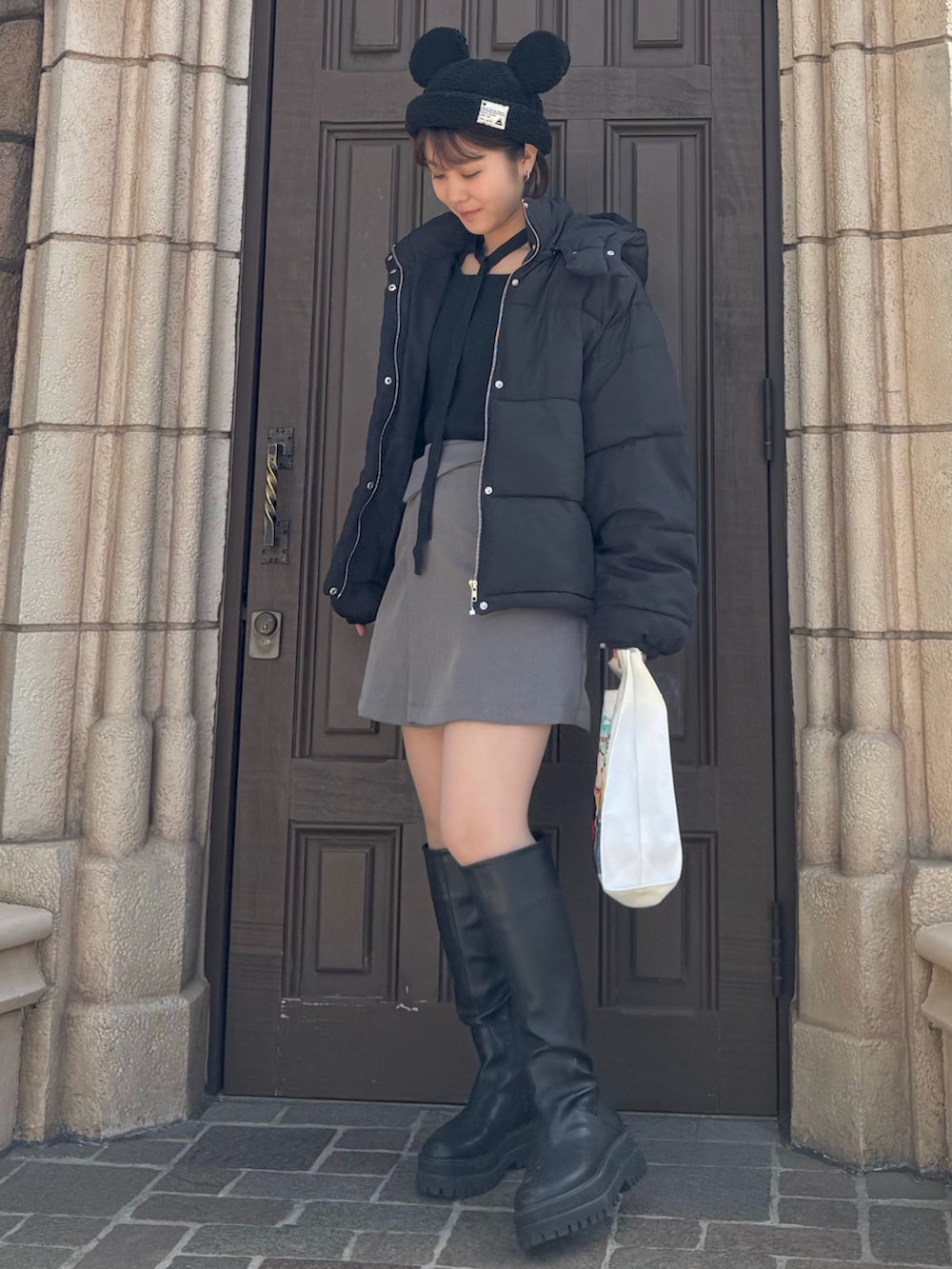 ブラック系のブーツ、ブラック系のダウンジャケット/コート、ブラック系のニット/セーターを着用したレディースの冬コーディネートの2枚目の写真