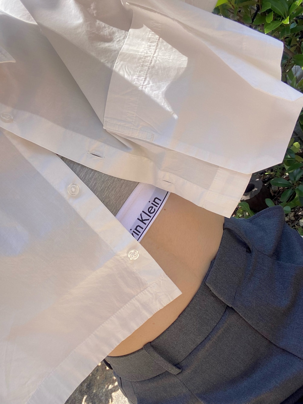 ホワイト系のシャツ/ブラウス、ホワイト系のスニーカー、その他のその他を着用したレディースの春コーディネートの2枚目の写真