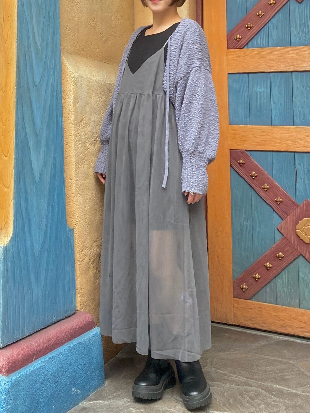 グレー系のワンピース、ブラック系のニット/セーター、グレー系のニット/セーターを着用したレディースの秋コーディネートの2枚目の写真