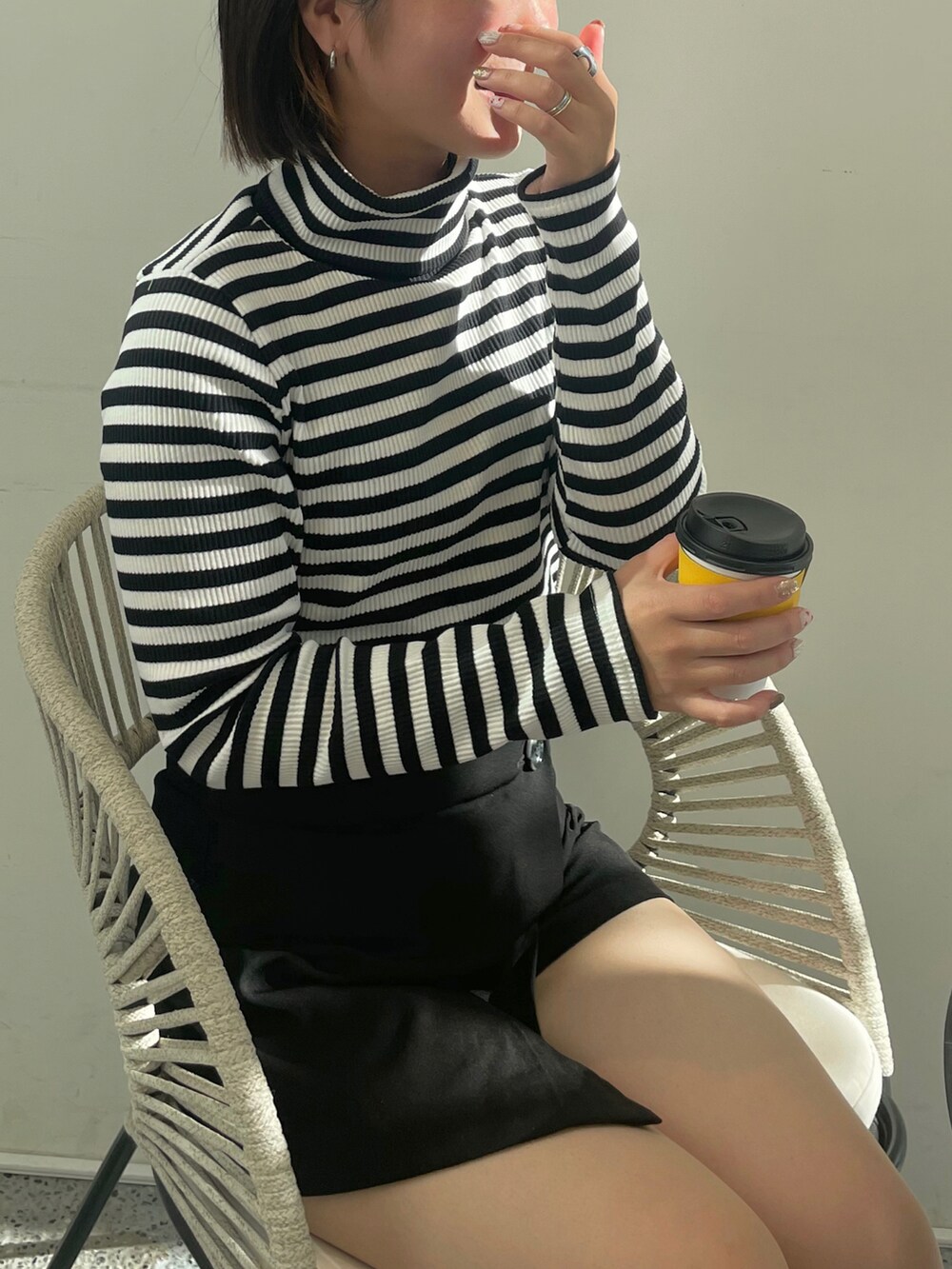 ブラック系のブーツ、ブラック系のTシャツ/カットソー、ブラック系のダウンジャケット/コートを着用したレディースの冬コーディネートの2枚目の写真