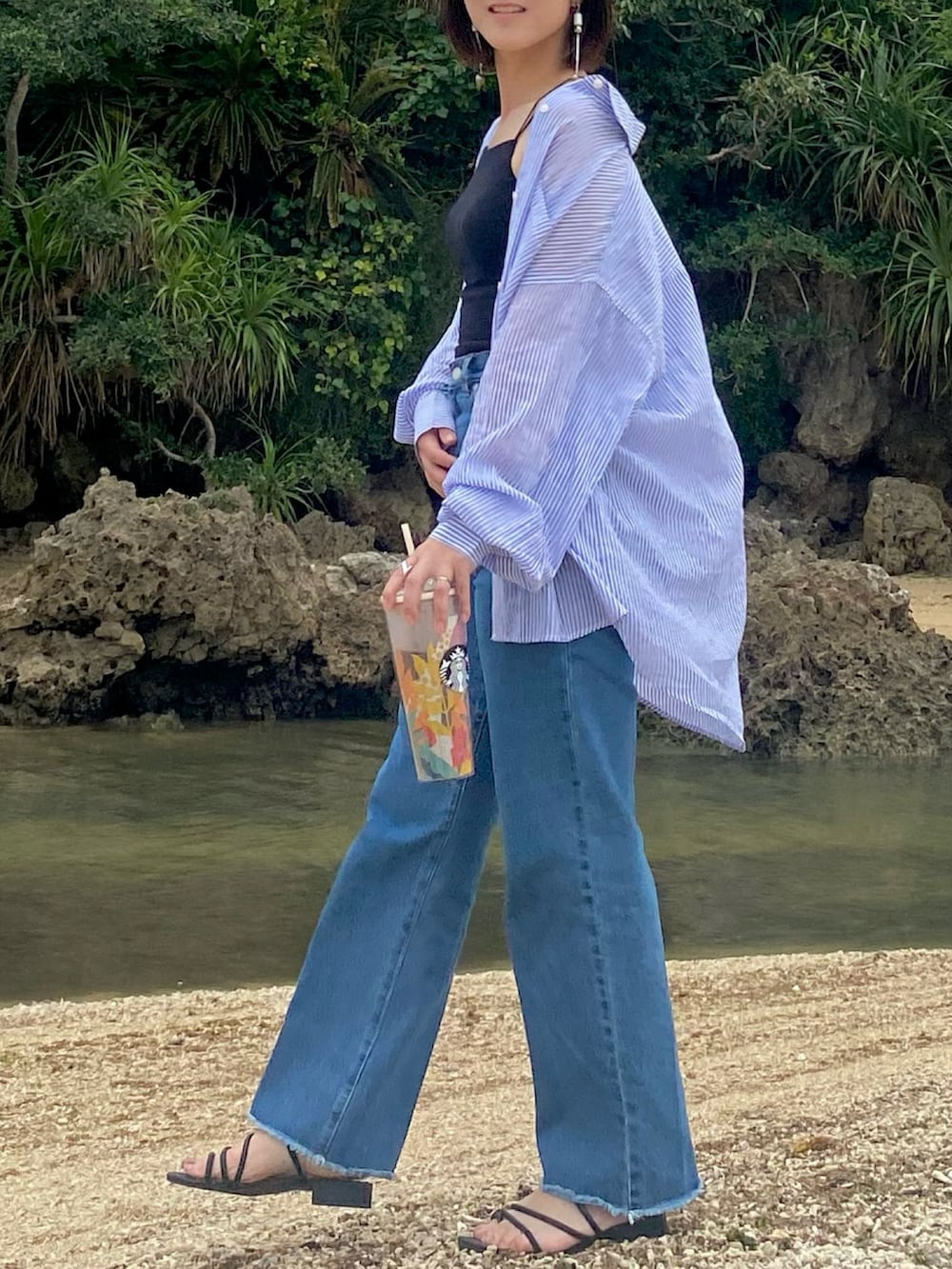 ブルー系のシャツ/ブラウス、ブラック系のキャミソール、ブルー系のデニムパンツを着用したレディースの夏コーディネートの2枚目の写真