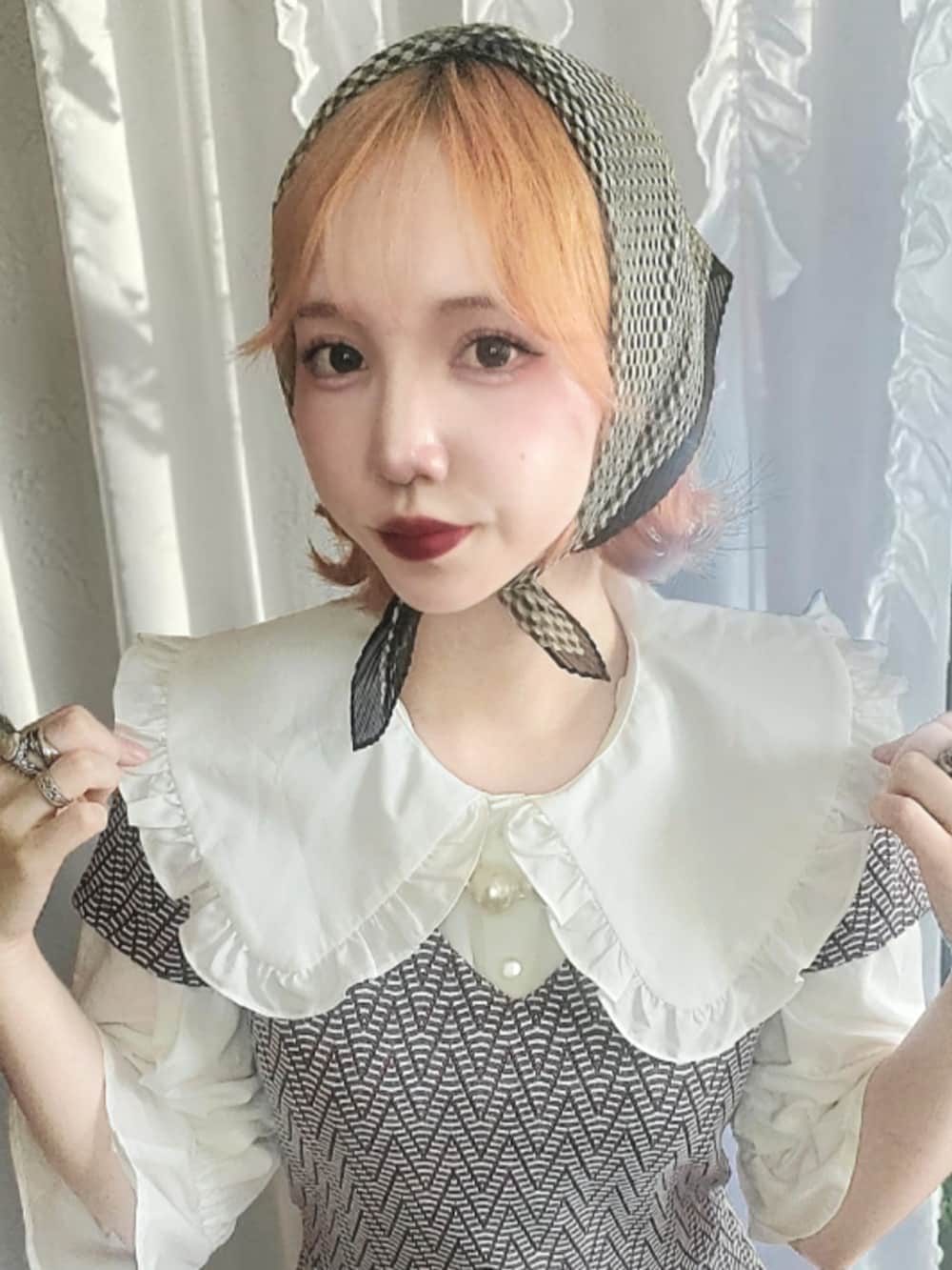ブラック系のパンプス、グレー系のワンピース、ホワイト系のシャツ/ブラウスを着用したレディースの春コーディネートの3枚目の写真