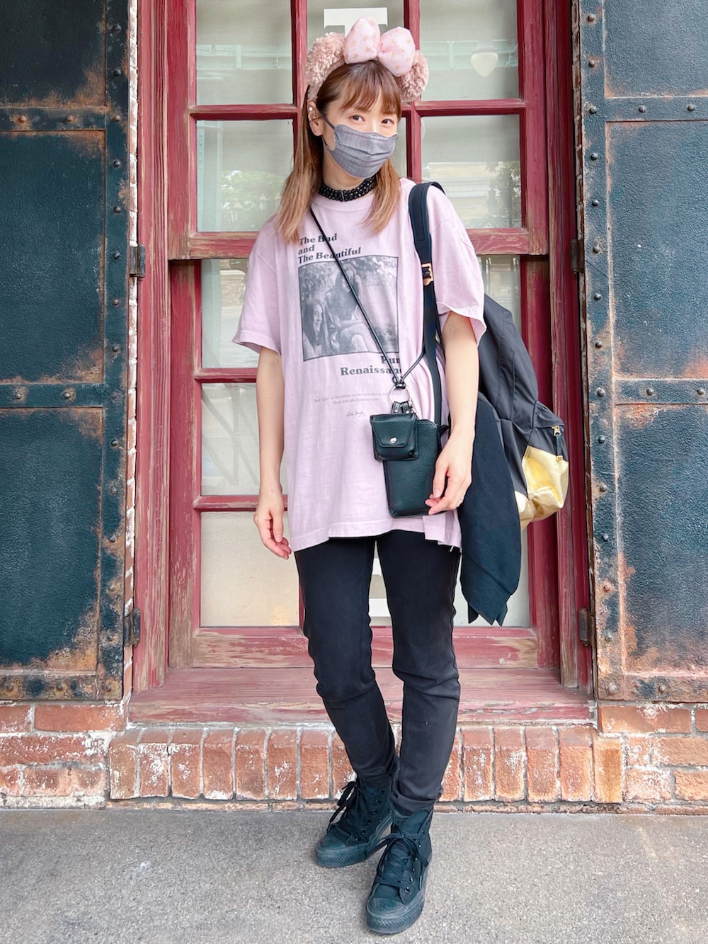 ベージュ系のその他パンツ、その他のTシャツ/カットソー、ブラック系のスニーカーを着用したレディースの夏コーディネートの2枚目の写真