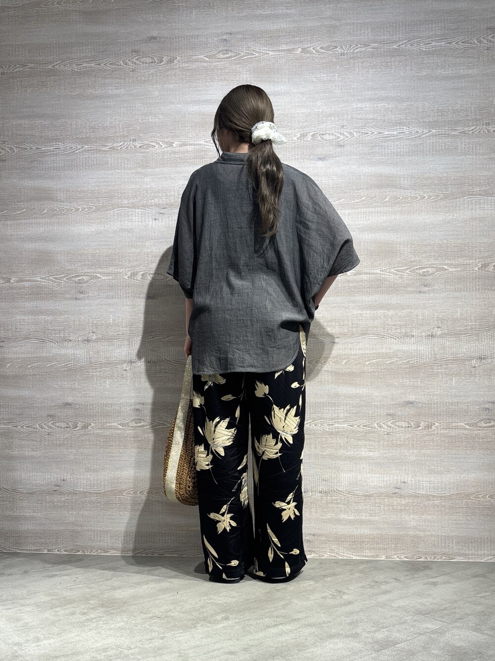 グレー系のシャツ/ブラウス、ブラック系のニット/セーター、シルバー系のトートバッグを着用したレディースの夏コーディネートの3枚目の写真