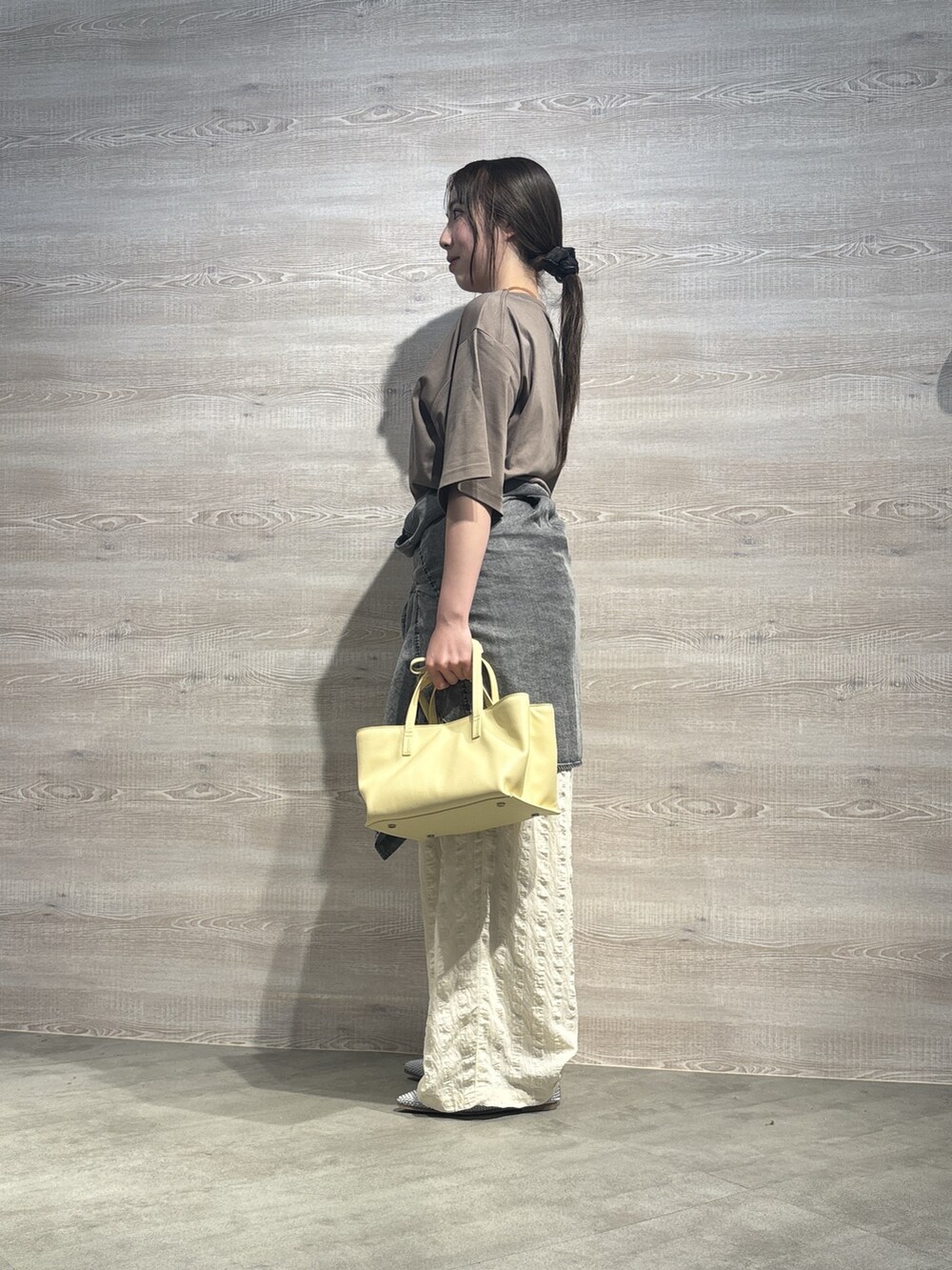 グレー系のシャツ/ブラウス、ホワイト系のその他パンツ、ブラウン系のTシャツ/カットソーを着用したレディースの夏コーディネートの2枚目の写真