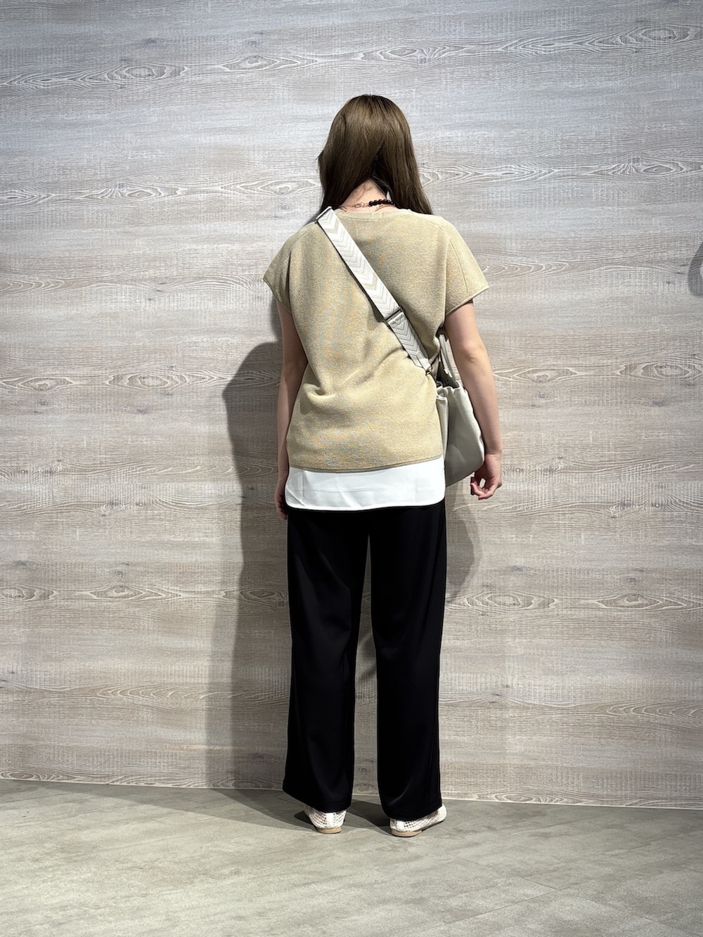ホワイト系のTシャツ/カットソー、ベージュ系のニット/セーター、ブラック系のその他パンツを着用したレディースの夏コーディネートの3枚目の写真