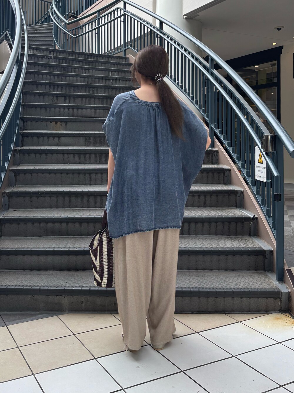 ブルー系のシャツ/ブラウス、ベージュ系のその他パンツ、ベージュ系のサンダルを着用したレディースの夏コーディネートの3枚目の写真