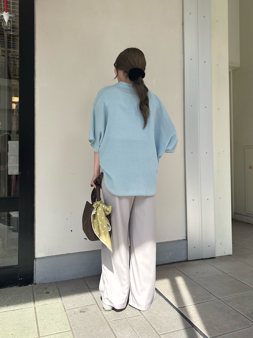 グレー系のその他パンツ、ブルー系のシャツ/ブラウス、シルバー系のサンダルを着用したレディースの夏コーディネートの3枚目の写真