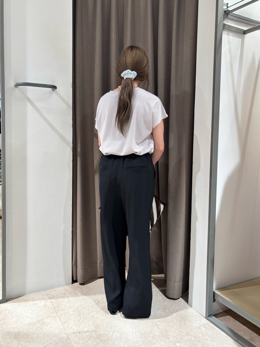 グレー系のTシャツ/カットソー、ブラック系のその他パンツ、ブラック系のサンダルを着用したレディースの夏コーディネートの3枚目の写真