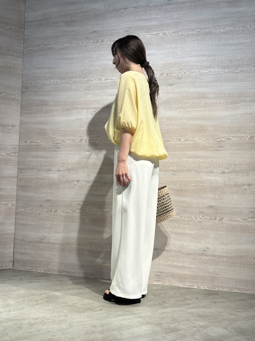 ホワイト系のその他パンツ、イエロー系のシャツ/ブラウスを着用したレディースの夏コーディネートの2枚目の写真