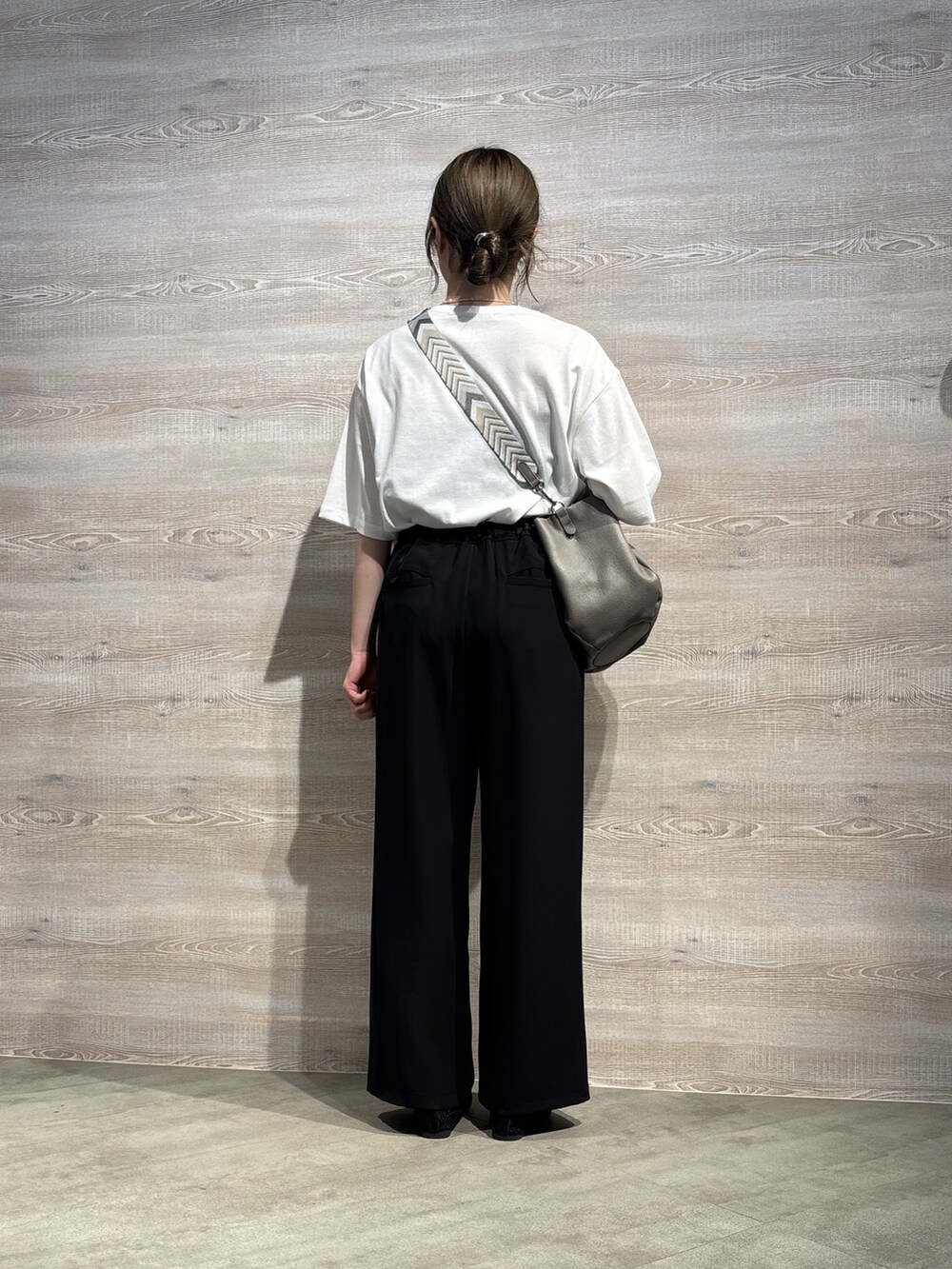 ブラック系のその他パンツ、ホワイト系のTシャツ/カットソー、グレー系のトートバッグを着用したレディースの夏コーディネートの3枚目の写真