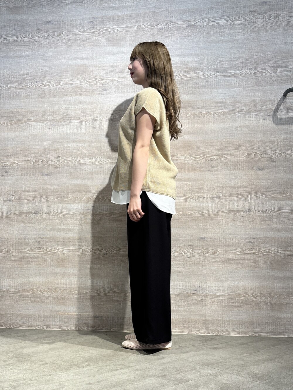 ホワイト系のTシャツ/カットソー、ベージュ系のニット/セーター、ブラック系のその他パンツを着用したレディースの夏コーディネートの2枚目の写真