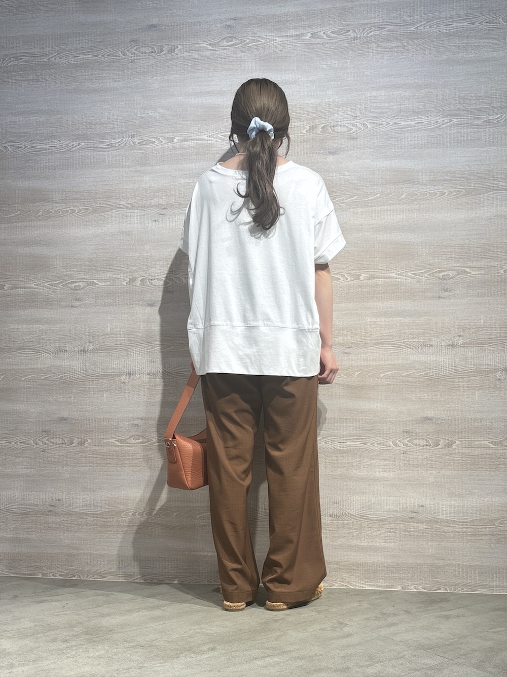 ブラウン系のその他パンツ、ホワイト系のTシャツ/カットソーを着用したレディースの夏コーディネートの3枚目の写真