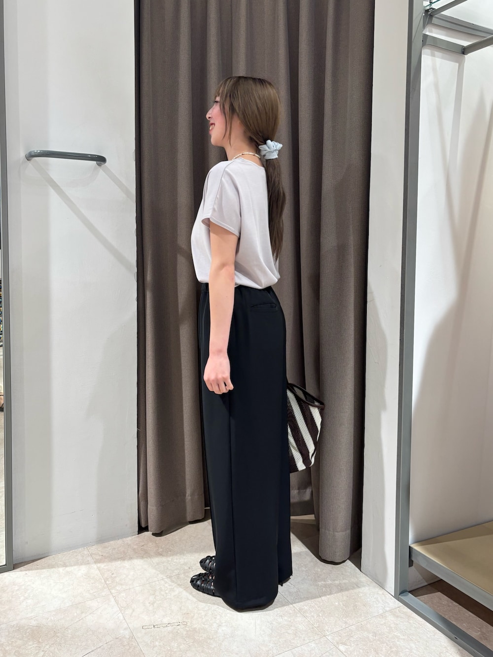 グレー系のTシャツ/カットソー、ブラック系のその他パンツ、ブラック系のサンダルを着用したレディースの夏コーディネートの2枚目の写真