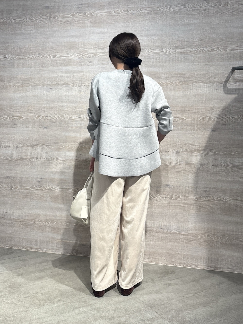 ホワイト系のその他パンツ、グレー系のTシャツ/カットソー、ブラック系のキャミソールを着用したレディースの秋コーディネートの2枚目の写真