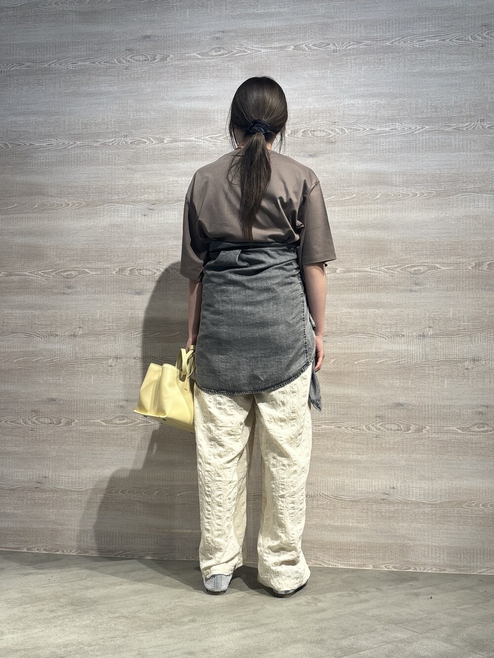 グレー系のシャツ/ブラウス、ホワイト系のその他パンツ、ブラウン系のTシャツ/カットソーを着用したレディースの夏コーディネートの3枚目の写真