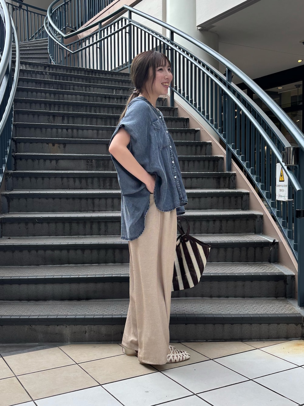 ブルー系のシャツ/ブラウス、ベージュ系のその他パンツ、ベージュ系のサンダルを着用したレディースの夏コーディネートの2枚目の写真
