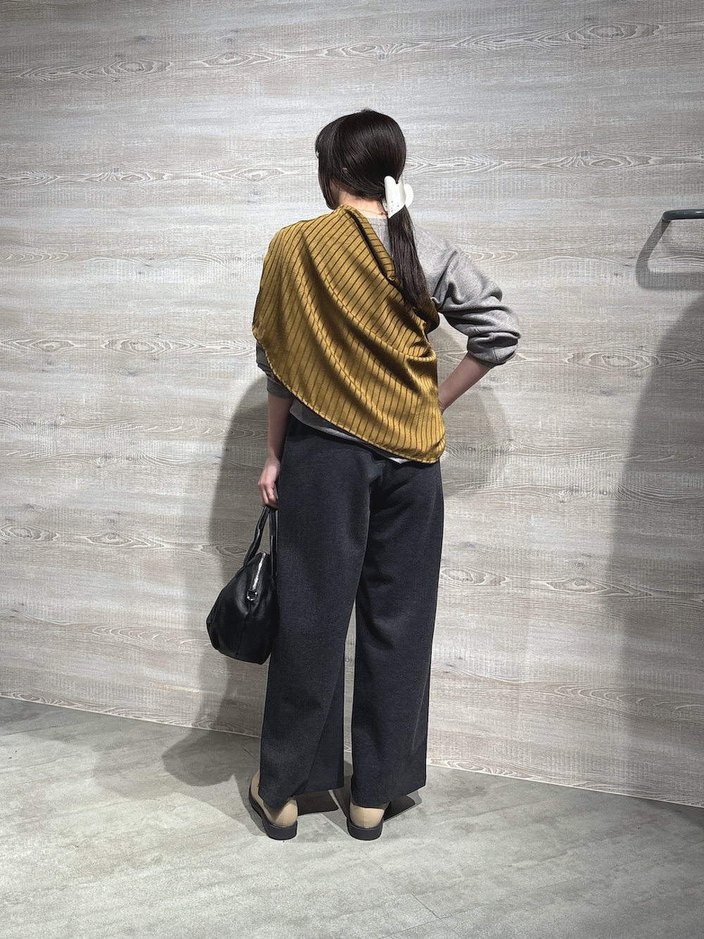 グレー系のその他パンツ、ブラック系のトートバッグ、ベージュ系のその他シューズを着用したレディースの秋コーディネートの2枚目の写真