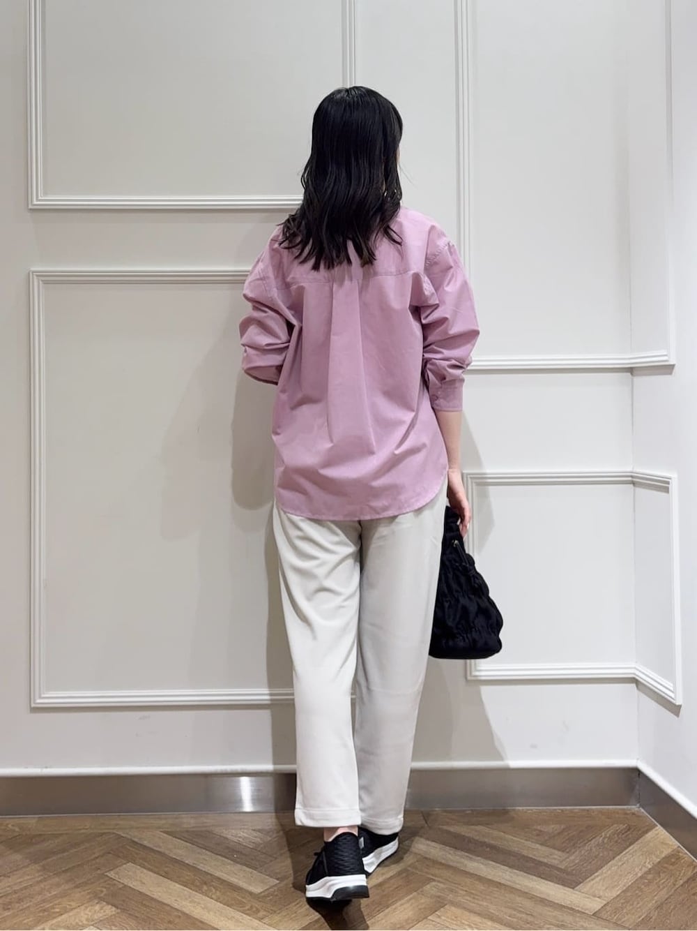 ピンク系のシャツ/ブラウス、ホワイト系のTシャツ/カットソー、ベージュ系のその他パンツを着用したレディースの春コーディネートの3枚目の写真