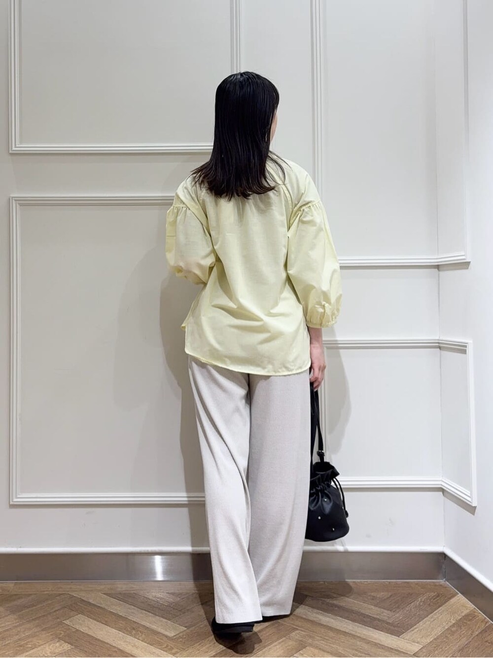 イエロー系のシャツ/ブラウス、ベージュ系のその他パンツ、シルバー系のその他シューズを着用したレディースの春コーディネートの3枚目の写真