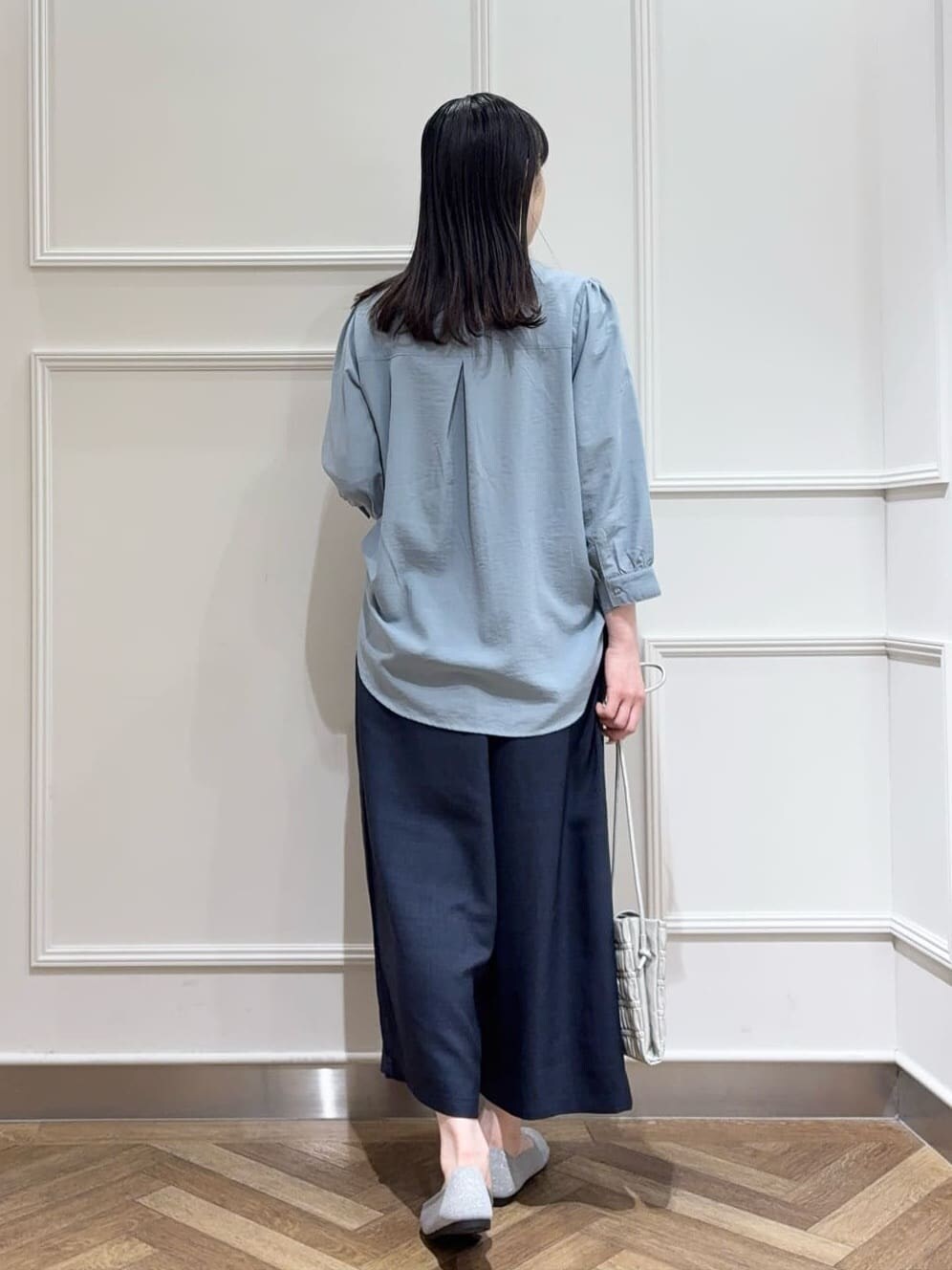 ブルー系のシャツ/ブラウス、ブルー系のその他パンツ、シルバー系のその他シューズを着用したレディースの春コーディネートの3枚目の写真