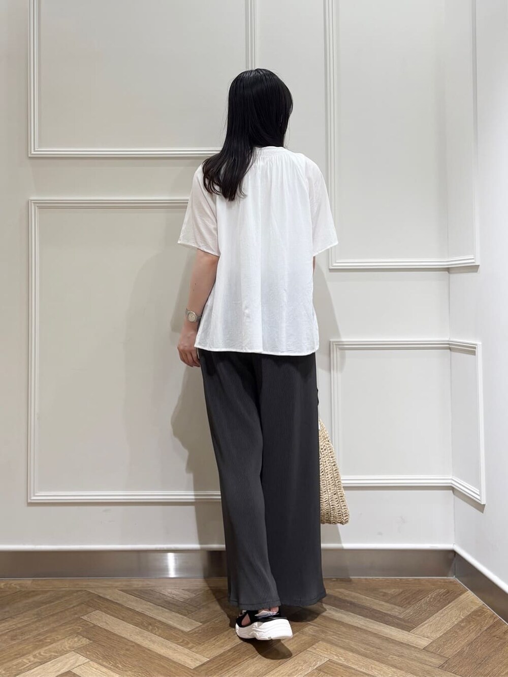 ホワイト系のシャツ/ブラウス、ホワイト系のTシャツ/カットソー、グレー系のその他パンツを着用したレディースの夏コーディネートの3枚目の写真
