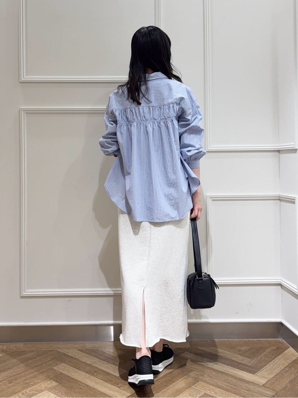 ブルー系のシャツ/ブラウス、ホワイト系のTシャツ/カットソー、グレー系のスカートを着用したレディースの春コーディネートの3枚目の写真