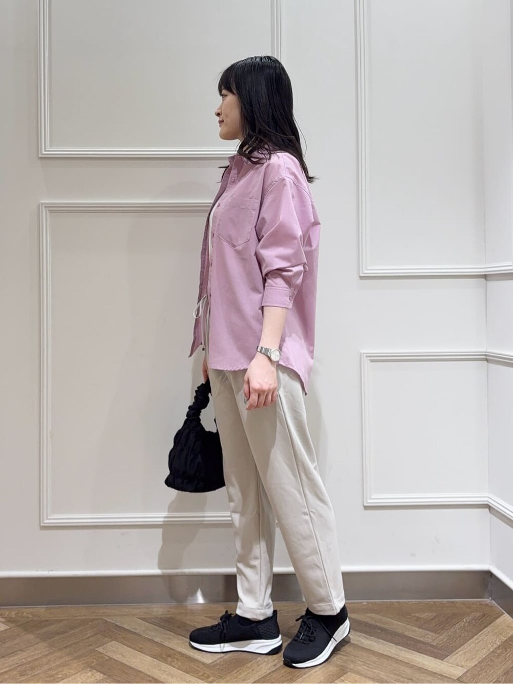 ピンク系のシャツ/ブラウス、ホワイト系のTシャツ/カットソー、ベージュ系のその他パンツを着用したレディースの春コーディネートの2枚目の写真