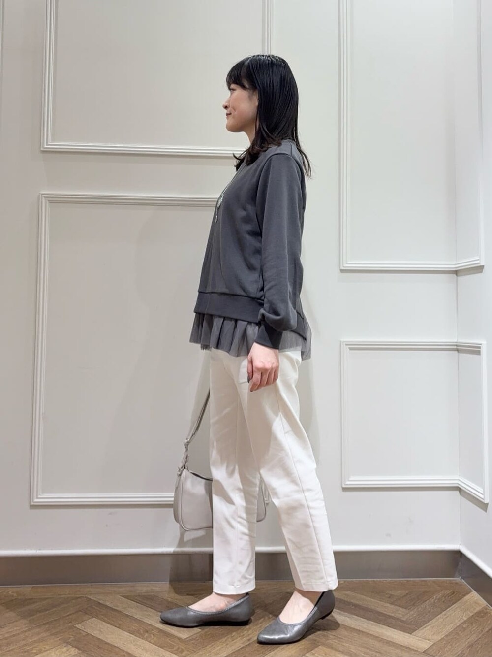 グレー系のTシャツ/カットソー、ホワイト系のその他パンツ、その他のその他シューズを着用したレディースの冬コーディネートの2枚目の写真