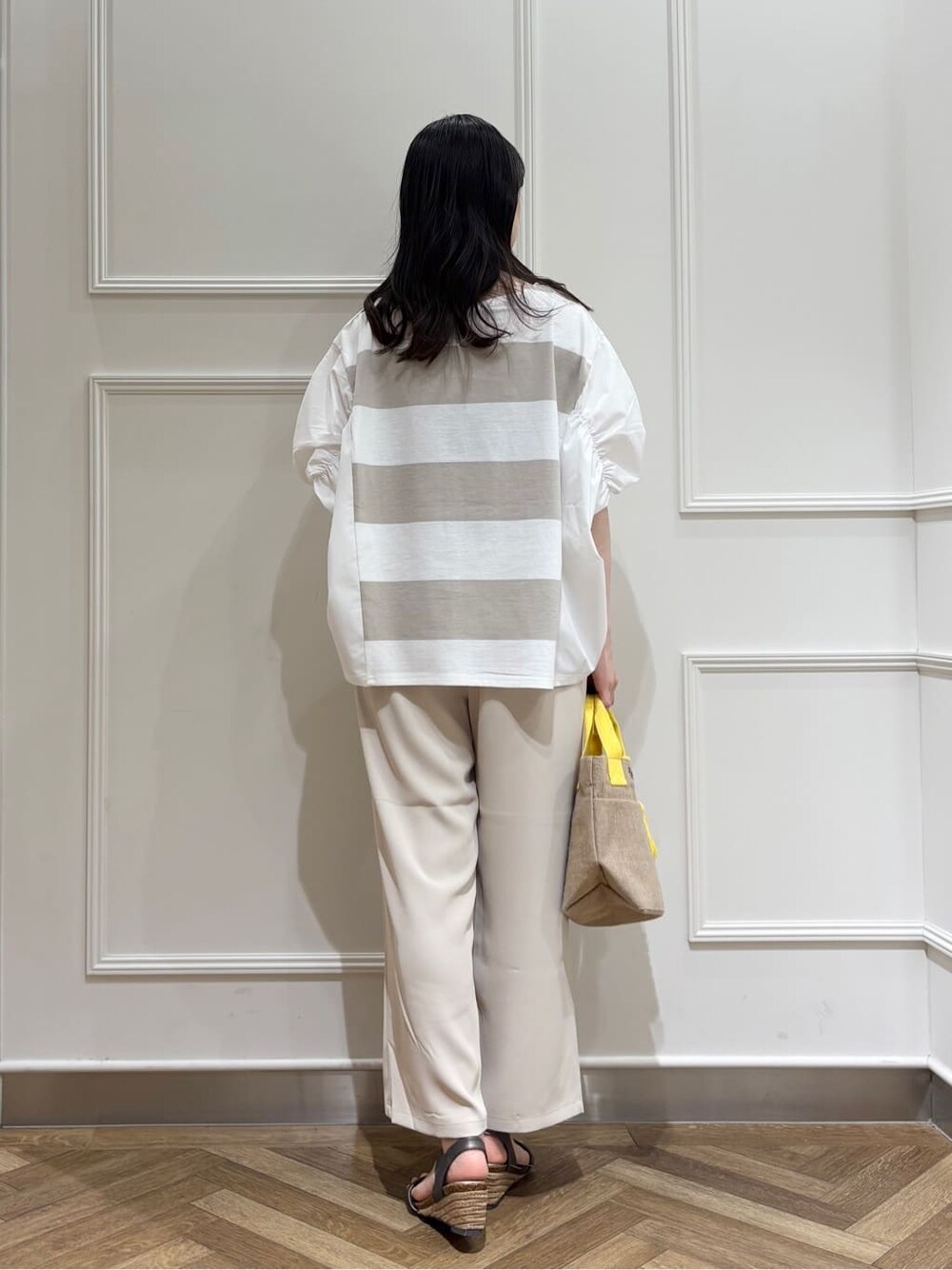 ベージュ系のTシャツ/カットソー、ベージュ系のその他パンツ、その他のサンダルを着用したレディースの春コーディネートの3枚目の写真