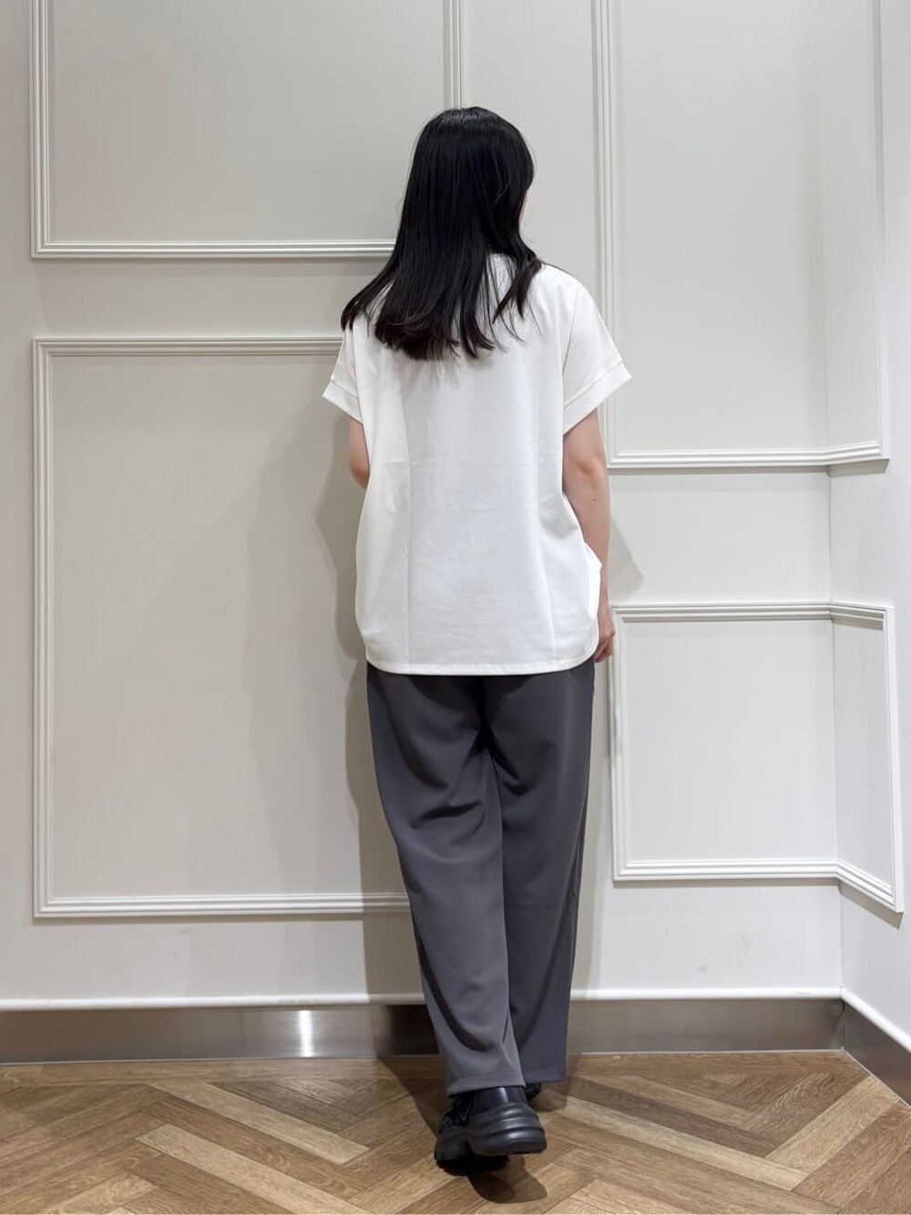 ブラック系のカーディガン/ボレロ、ホワイト系のTシャツ/カットソー、グレー系のその他パンツを着用したレディースの夏コーディネートの5枚目の写真