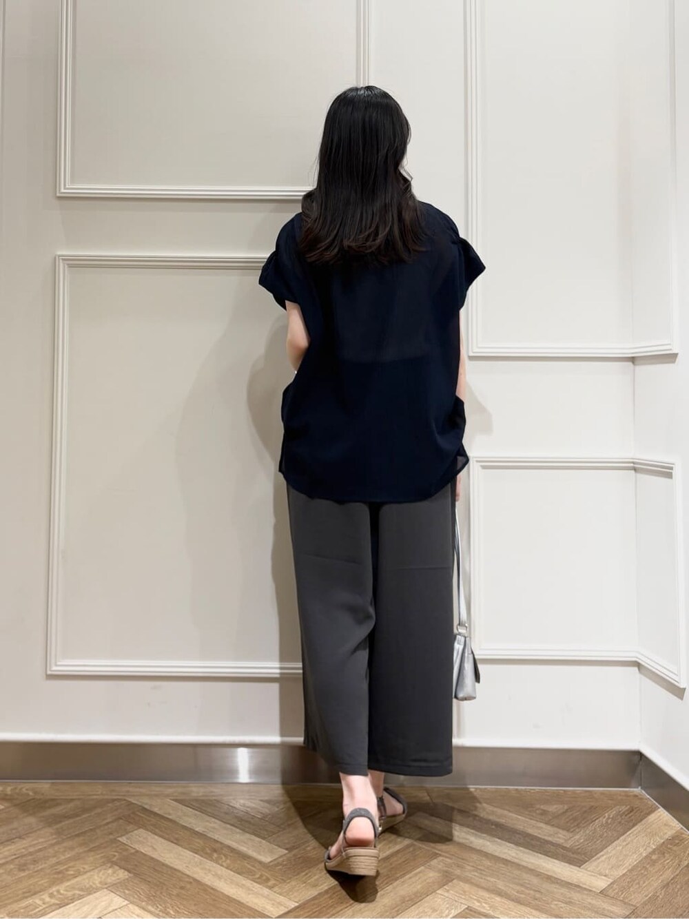 ブルー系のシャツ/ブラウス、シルバー系のタンクトップ、グレー系のその他パンツを着用したレディースの夏コーディネートの3枚目の写真