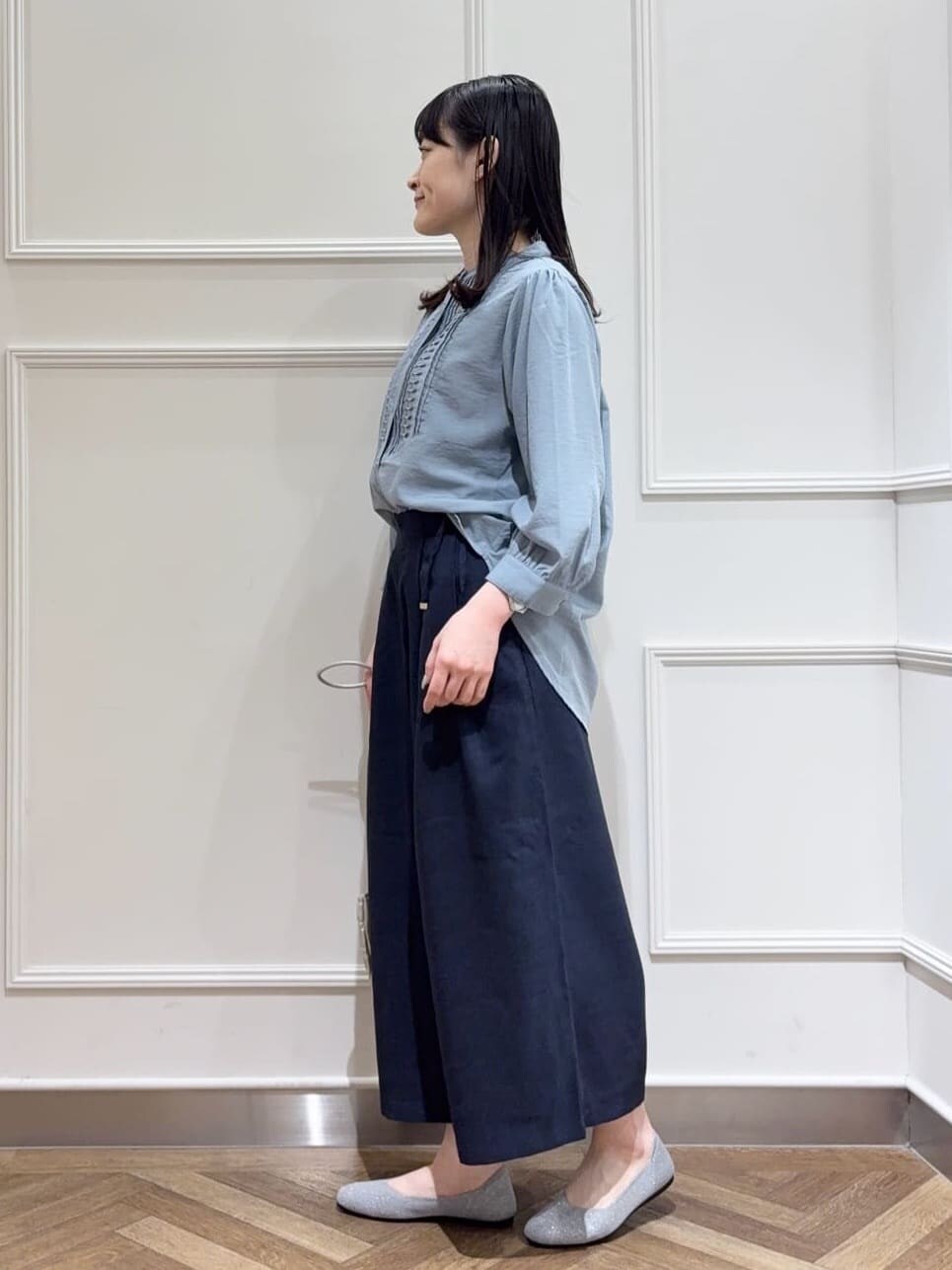 ブルー系のシャツ/ブラウス、ブルー系のその他パンツ、シルバー系のその他シューズを着用したレディースの春コーディネートの2枚目の写真