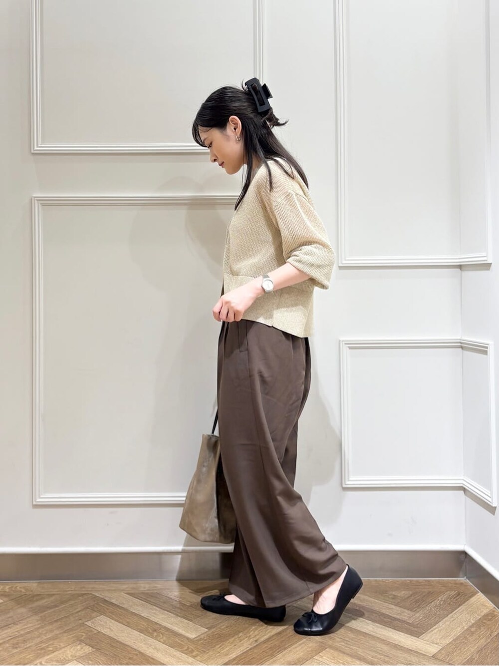 ベージュ系のカーディガン/ボレロ、ブラウン系のその他パンツ、ブラック系のその他シューズを着用したレディースの夏コーディネートの2枚目の写真