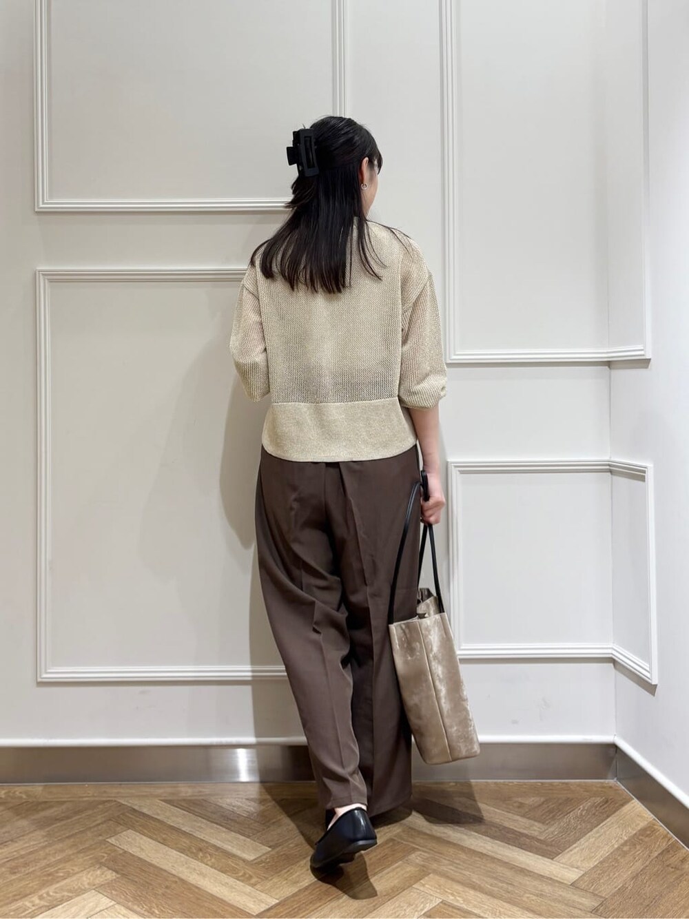 ベージュ系のカーディガン/ボレロ、ブラウン系のその他パンツ、ブラック系のその他シューズを着用したレディースの夏コーディネートの3枚目の写真
