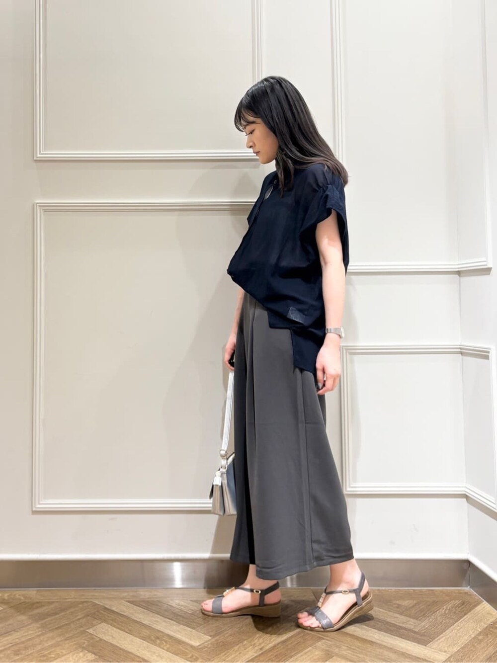 ブルー系のシャツ/ブラウス、シルバー系のタンクトップ、グレー系のその他パンツを着用したレディースの夏コーディネートの2枚目の写真