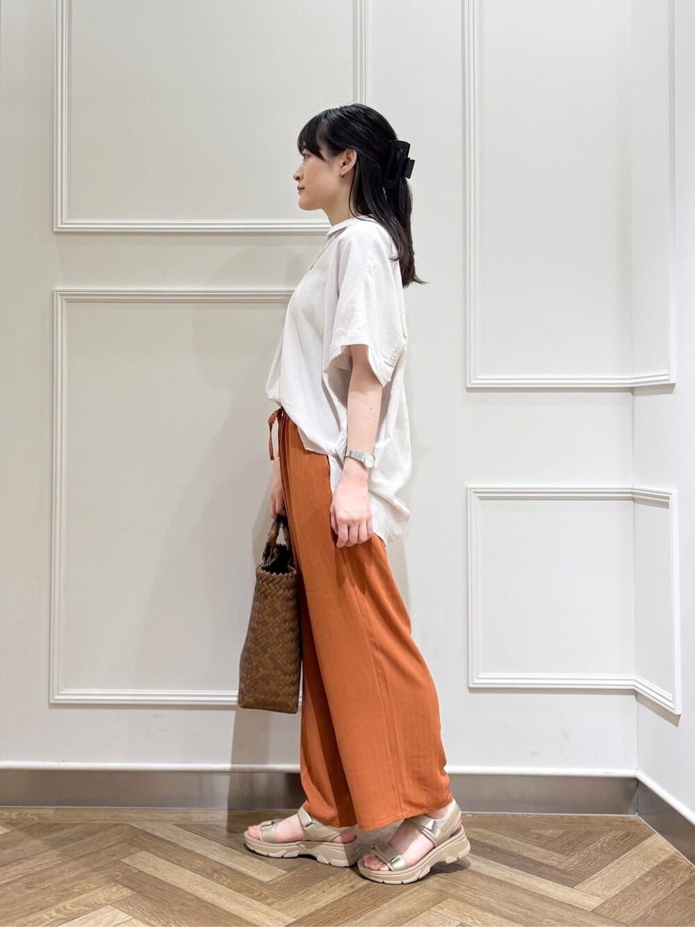 グレー系のシャツ/ブラウス、オレンジ系のその他パンツ、ゴールド系のサンダルを着用したレディースの夏コーディネートの2枚目の写真