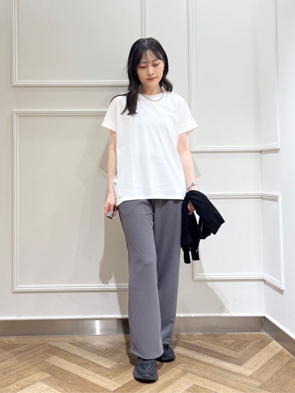 ブラック系のカーディガン/ボレロ、ホワイト系のTシャツ/カットソー、グレー系のその他パンツを着用したレディースの夏コーディネートの4枚目の写真