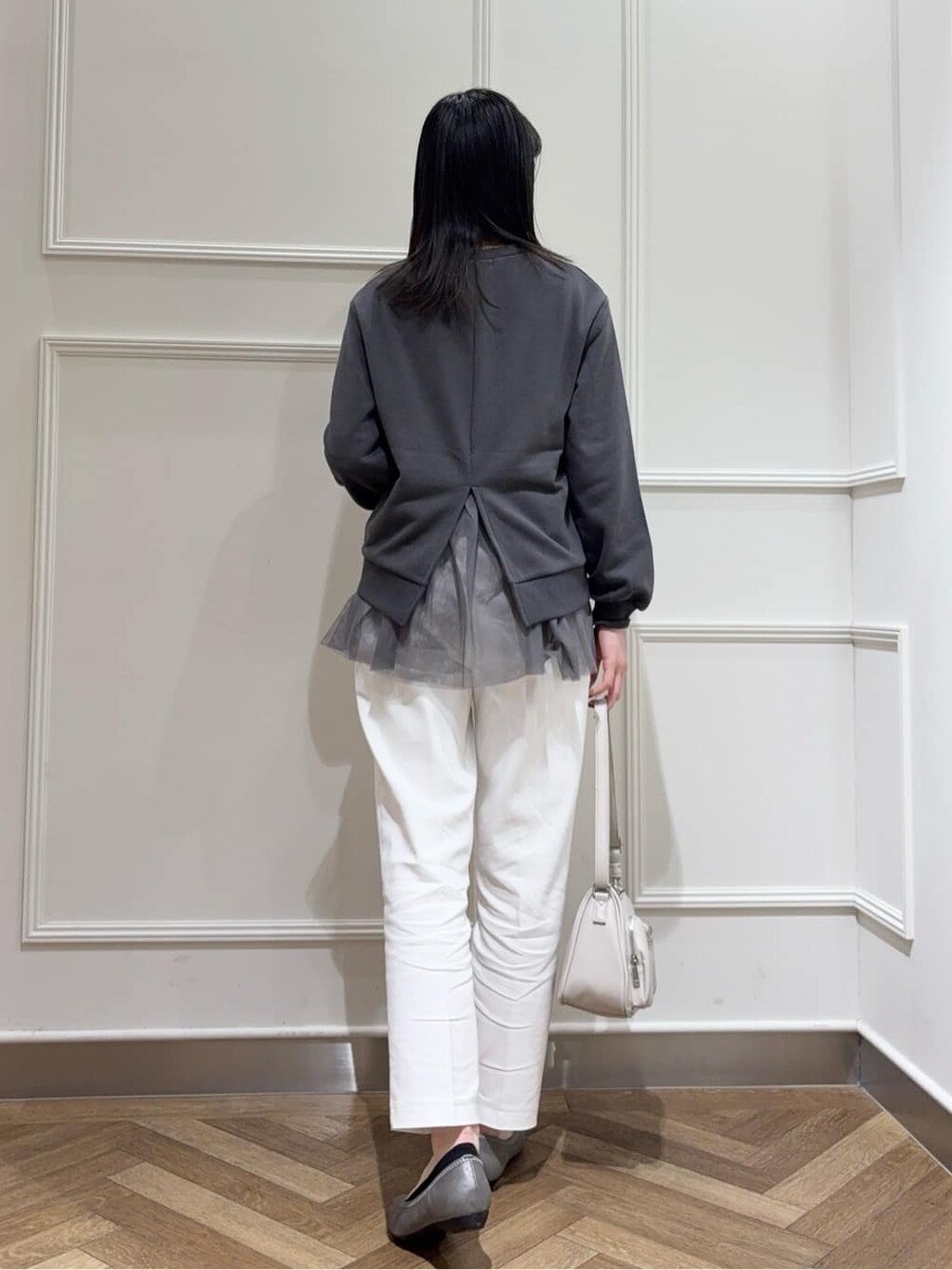 グレー系のTシャツ/カットソー、ホワイト系のその他パンツ、その他のその他シューズを着用したレディースの冬コーディネートの3枚目の写真