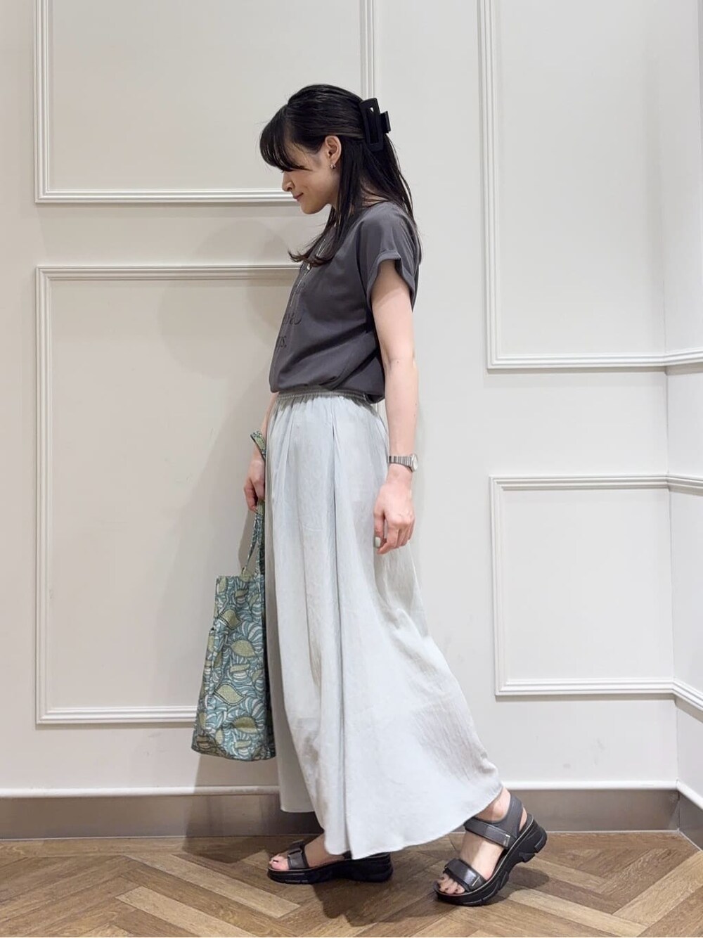 グレー系のTシャツ/カットソー、グリーン系のその他パンツ、シルバー系のサンダルを着用したレディースの夏コーディネートの2枚目の写真